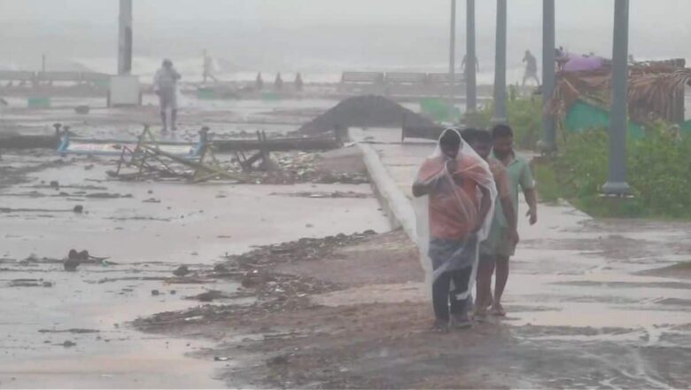 चक्रवात अर्नब ने आंध्र प्रदेश में मचाई तबाही, मकानों को नुकसान