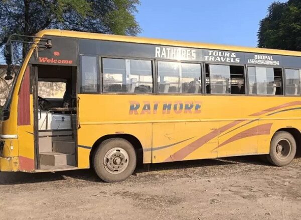 रायसेन के सरकारी कॉलेज की फिटनेस समाप्त बस पर छात्रों ने किया प्रदर्शन