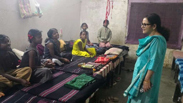देर रात कलेक्टर चंदन संजय त्रिपाठी ने छात्रावास में पढ़ाई का सरताज बनाकर पठन कौशल की जांच की