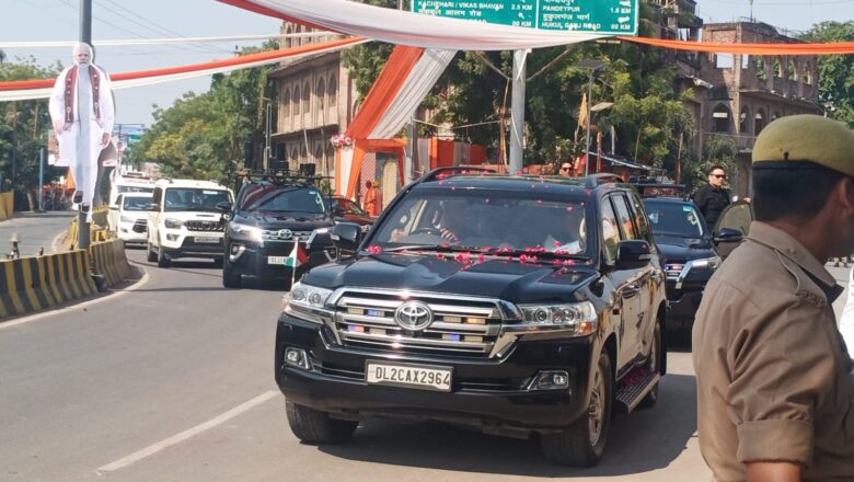 वाराणसी में प्रधानमंत्री नरेंद्र मोदी को पुष्पवर्षा के साथ भव्य स्वागत, कार रुकाकर भीड़ से मिलते हुए