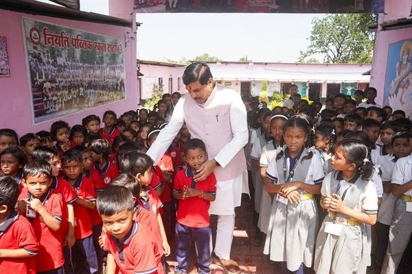 मुख्यमंत्री डॉ. यादव काफिला रुकवाकर पहुंचे स्कूल