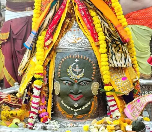 उज्जैन: रजत मुकुट और गुलाब के फूलों से सजा बाबा महाकाल, भस्म आरती में उमड़े श्रद्धालु