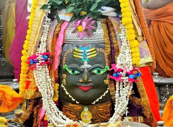उज्जैन: रजत चंद्र‑त्रिशूल मुकुट में सजे बाबा महाकाल की भस्म आरती, महानिर्वाणी अखाड़े की विशेष अर्पण