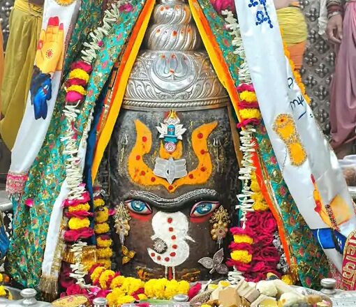 भस्म आरती में बाबा महाकाल को राजा स्वरूप में सजा कर भांग‑चंदन व रजत आभूषणों से किया श्रृंगार