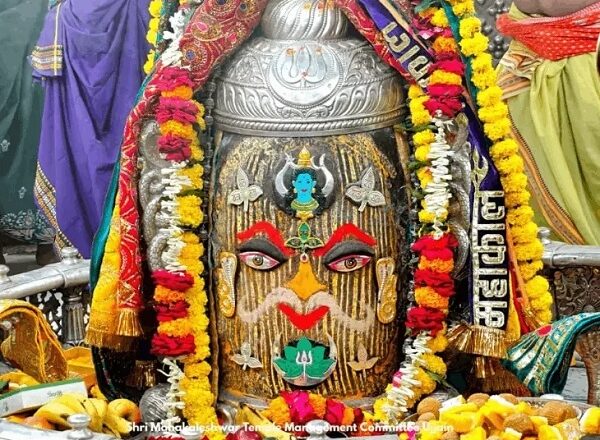 उज्जैन में शेषनाग के रजत मुकुट‑मुंडमाल सजे बाबा महाकाल की भस्म आरती, राजा रूप में दर्शन और जयकारे