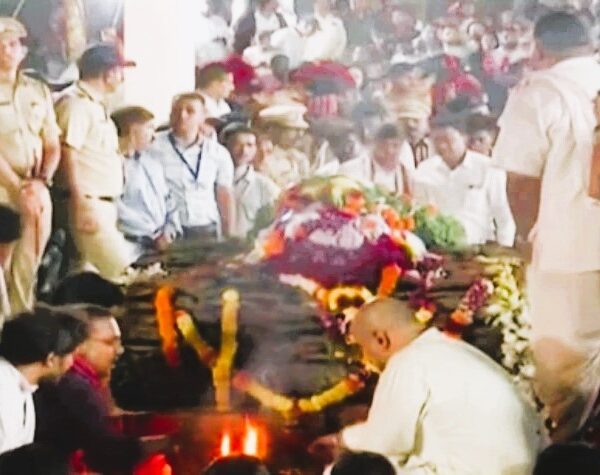 नाना पाटेकर को शासकीय सम्मान के साथ अंतिम विदाई, पुलिस की सलामी और उद्योग की श्रद्धांजलि