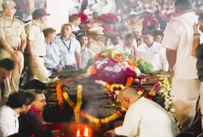 नाना पाटेकर को शासकीय सम्मान के साथ अंतिम विदाई, पुलिस की सलामी और उद्योग की श्रद्धांजलि