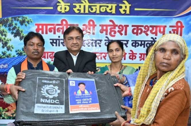 एनएमडीसी ने बाढ़ प्रभावितों काे 400 तिरपाल वितरित किए