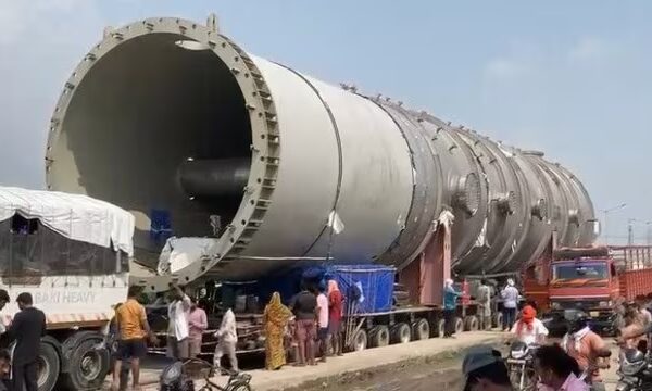 308 पहियों वाले ‘बाहुबली’ ट्रक का क्यों बदला गया रूट? फुट ओवरब्रिज काटकर निकाला, अब इस रास्ते से लखीमपुर पहुंचेगा