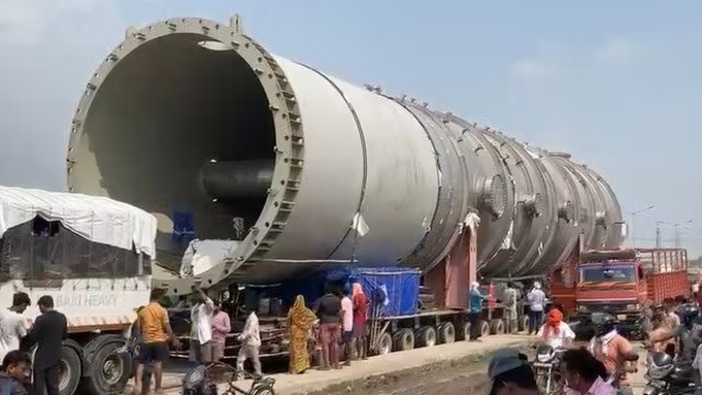 308 पहियों वाले ‘बाहुबली’ ट्रक का क्यों बदला गया रूट? फुट ओवरब्रिज काटकर निकाला, अब इस रास्ते से लखीमपुर पहुंचेगा