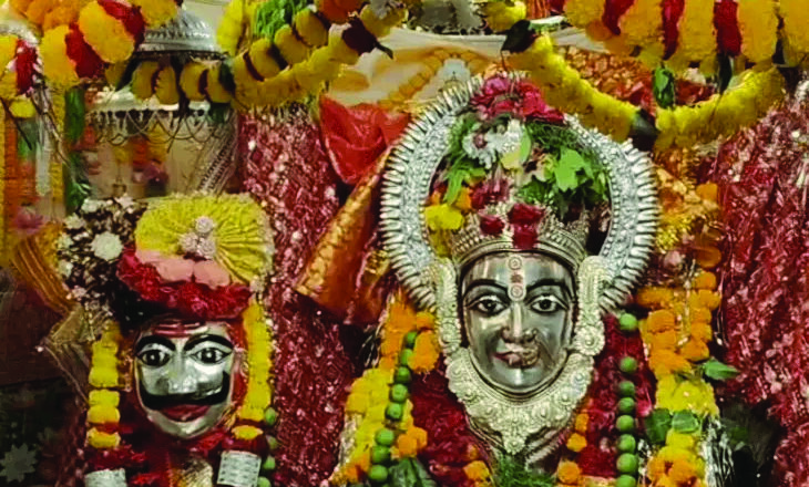 नवरात्रि की पंचमी पर चांदी के आभूषणों से सजा नालछा माता का दरबार