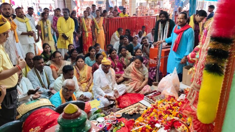 सप्तमी पर मां अंगारमोती के दरबार में उमड़ी आस्था की लहर, भक्त झूमें जस गीतों पर