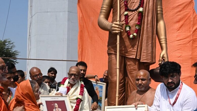 खण्डवा: मुरारी बापू ने ओंकारेश्वर के एकात्म धाम पर आदि शंकराचार्य की प्रतिमा का दर्शन