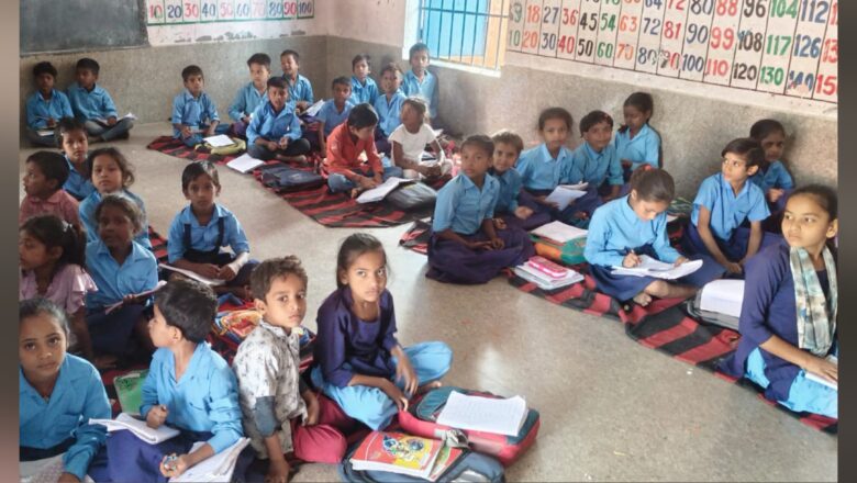 104‑साल पुराने नरईपुर स्कूल में बुनियादी सुविधाओं की कमी, बच्चों को जमीन पर बैठकर पढ़ना पड़ रहा है