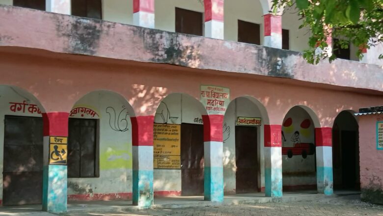 मदरिया के सरकारी प्राथमिक विद्यालय में शिक्षक रामकुमार पर महिलाओं का हमला, छात्रा के दुर्व्यवहार के आरोप से विवाद बढ़ा