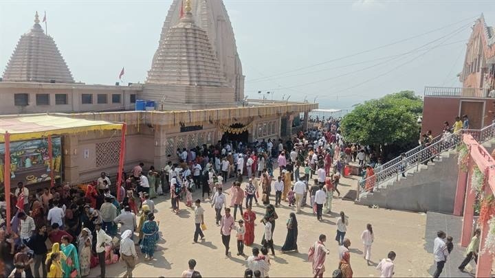 सीहोर में नवरात्रि के पहले दिन विजयासन देवी धाम पर उमड़े हजारों श्रद्धालु, प्रशासन ने की 24‑घंटे तैनाती