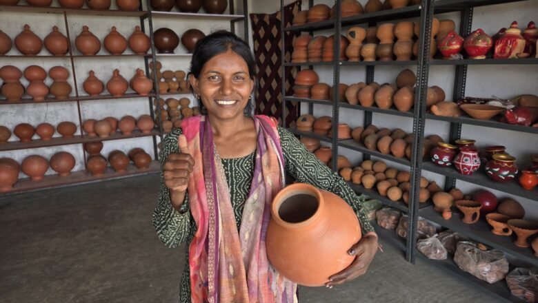 मिट्टी के बर्तनों के कारोबार से आत्मनिर्भर बनीं सोन कुमारी, सक्षम योजना से मिली नई राह