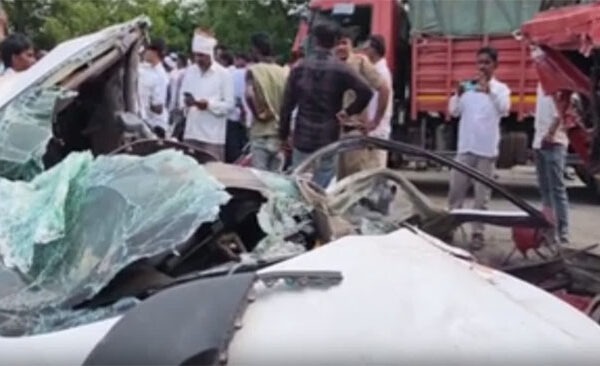 महाराष्ट्र के बीड़ में एसटी बस और कार की टक्कर, पाँच लोगों की मौत, एक घायल