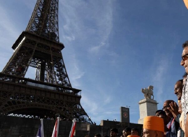 एफिल टावर में महिला स्टाफ हटाने के विवाद में BAPS को क्लीन चिट