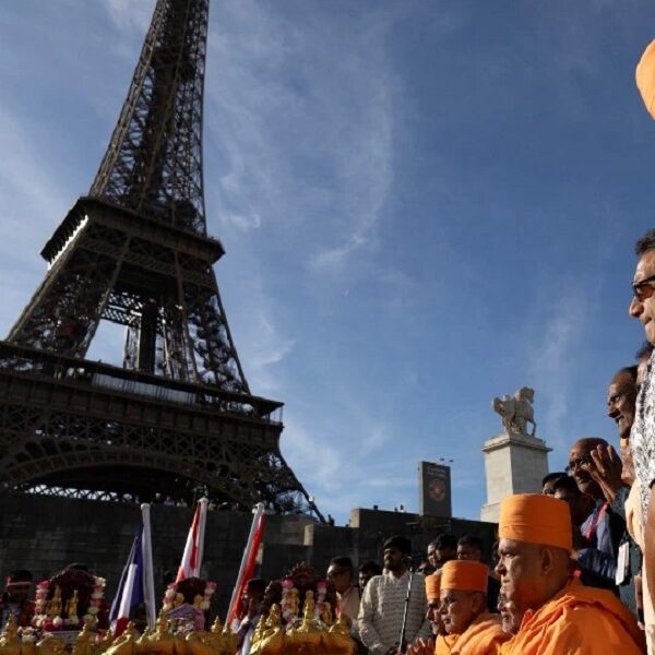 एफिल टावर में महिला स्टाफ हटाने के विवाद में BAPS को क्लीन चिट