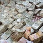 प्रयागराज में जमीन के नीचे ड्रमों में मिले करोड़ों रुपये, पुलिस ने मकान घेरा