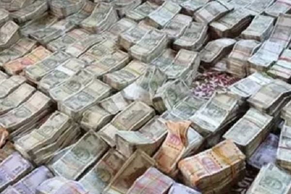 प्रयागराज में जमीन के नीचे ड्रमों में मिले करोड़ों रुपये, पुलिस ने मकान घेरा